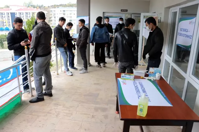 Özbekistan'daki cumhurbaşkanlığı seçimleri için oy kullanılıyor