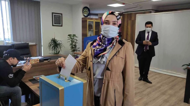 Özbekistan vatandaşları Bursa'da oy kullandı