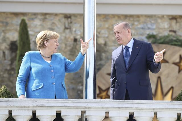 Cumhurbaşkanı Erdoğan, veda ziyareti için Türkiye'ye gelen Merkel'e Huber Köşkü balkonundan İstanbul'u anlattı