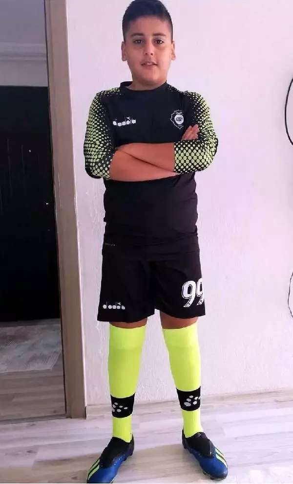 RİSKLİ AMELİYAT SONRASI SAĞLIĞINA KAVUŞAN ARDA, ÇOK SEVDİĞİ FUTBOLA DÖNDÜ