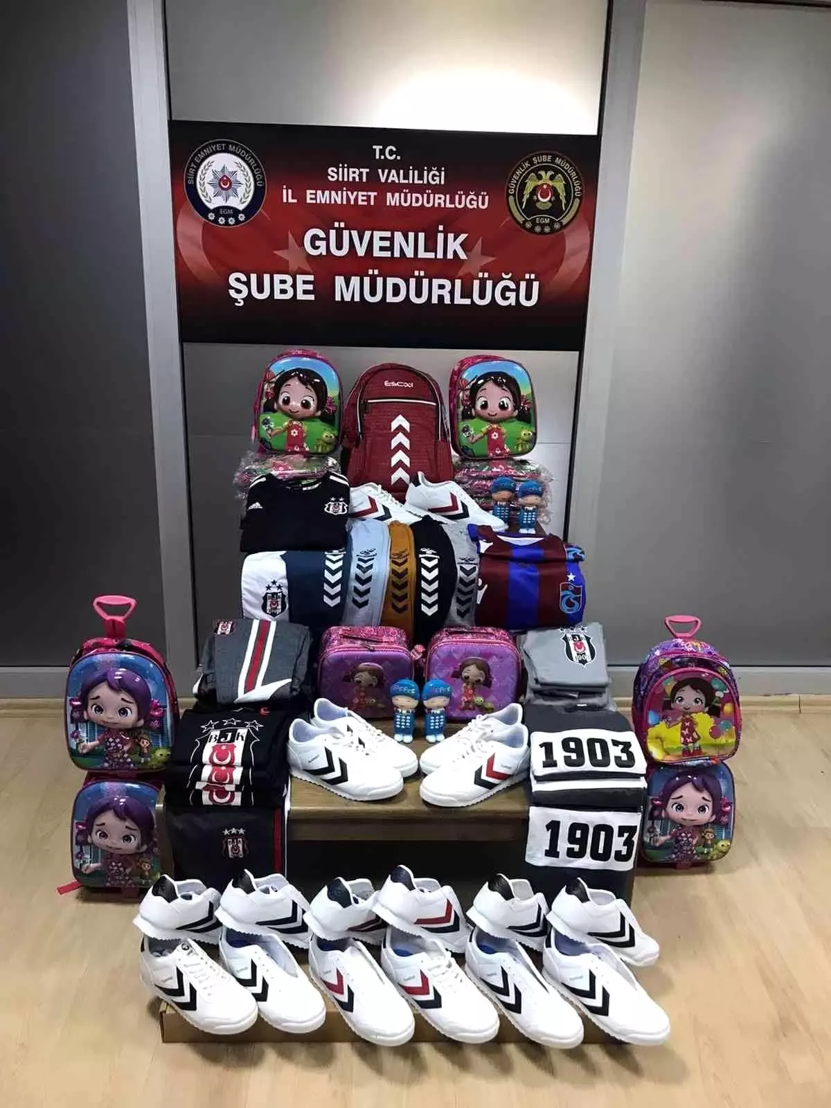 Siirt'te taklit spor ürünleri ele geçirildi