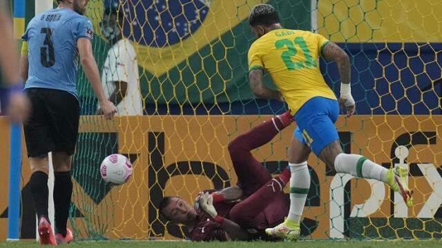 Tarihi hezimeti önledi! 4 gol yiyen Muslera, maçın oyuncusu seçildi