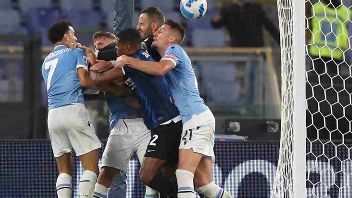 Lazio-Inter maçında ortalık savaş alanına döndü! Yıldız futbolcular boğaz boğaza arbede etti