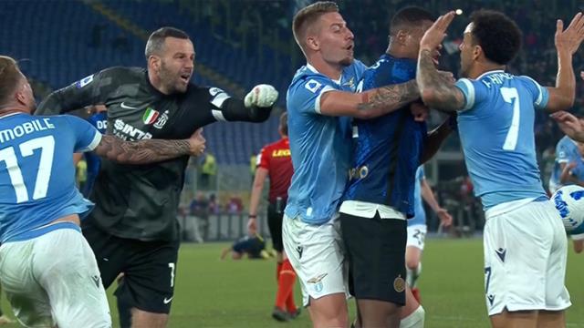 Lazio-Inter maçında ortalık savaş alanına döndü! Yıldız futbolcular boğaz boğaza arbede etti