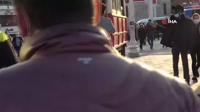 Taksim'de gelinin fotoğraf çekiminde kaza ucuz atlatıldı