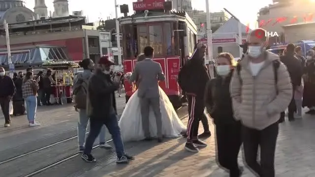 Taksim'de gelinin fotoğraf çekiminde kaza ucuz atlatıldı