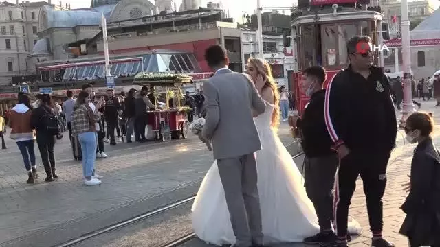 Taksim'de gelinin fotoğraf çekiminde kaza ucuz atlatıldı