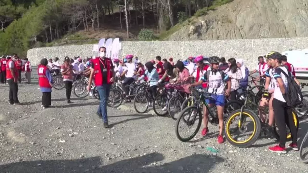Türk ve Suriyeliler 'kardeşlik için pedalla' sloganıyla bisiklet sürdü