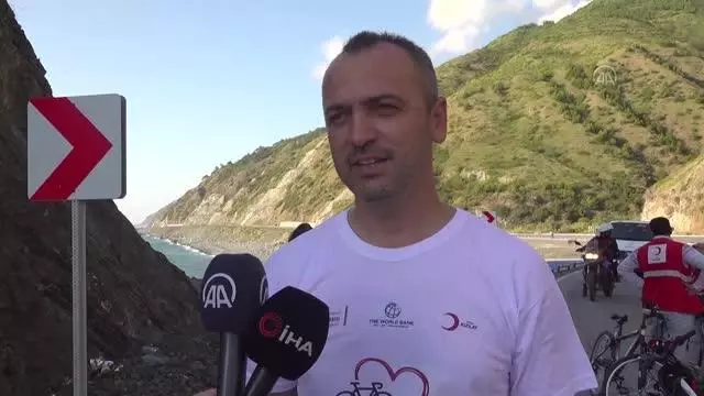 Türk ve Suriyeliler kardeşlik için pedalla sloganıyla bisiklet sürdü