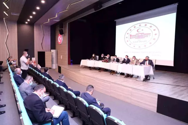 Vali muhtarlarla bir araya geldi