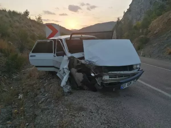 Virajlı yolda otomobil iki motosiklete çarptı: 3 yaralı