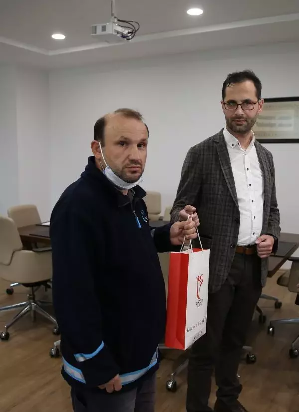 İSTANBUL-Yolda bulduğu 500 bin lirayı hiç düşünmeden sahibine teslim etti