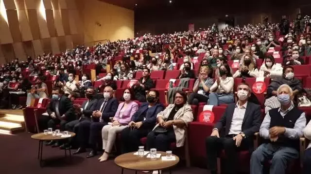 6. Uluslararası Denizli Cam Bienali'nde sanatçılar cam eserleri giyerek sergiledi