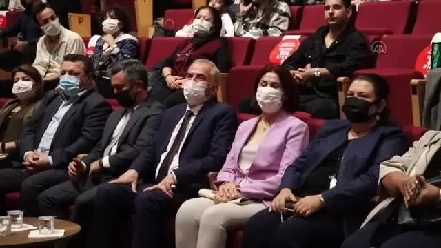 6. Uluslararası Denizli Cam Bienali'nde sanatçılar cam eserleri giyerek sergiledi