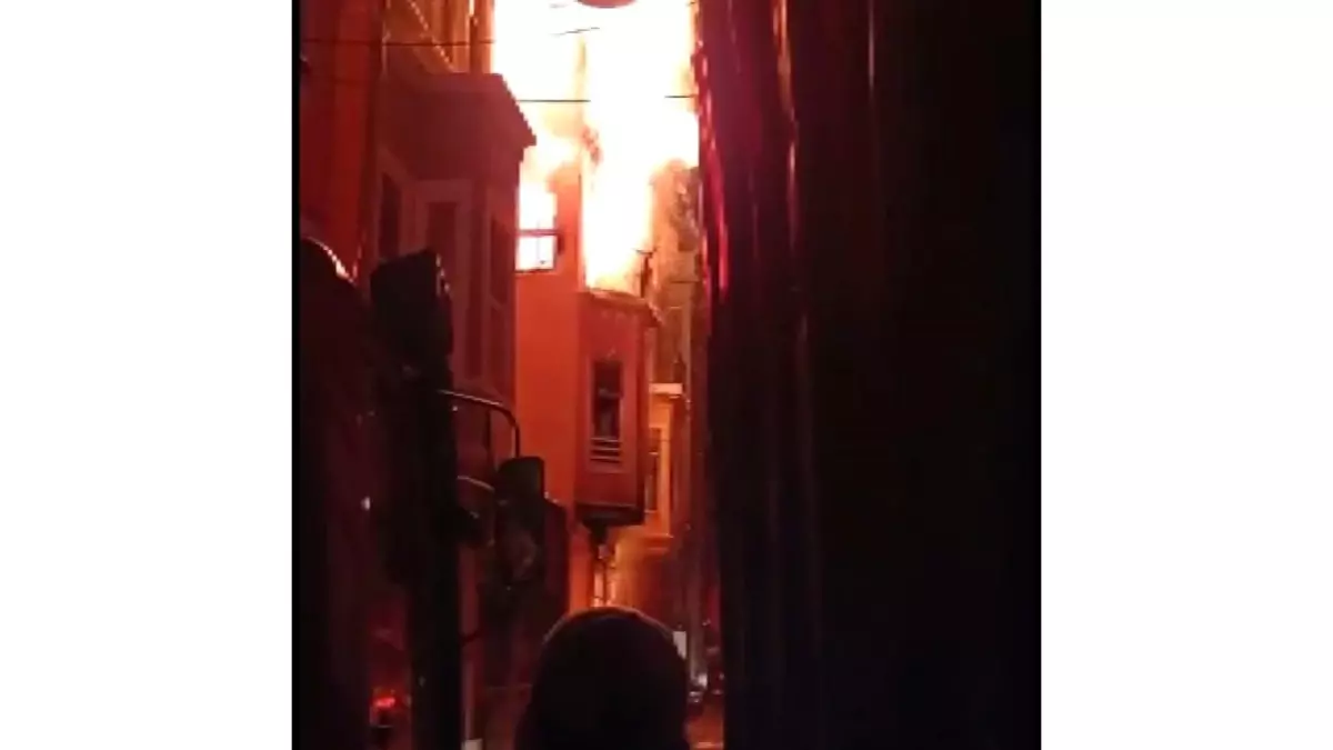 Balat'ta 4 katlı bina alev alev yandı
