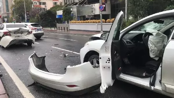 BEŞİKTAŞ'TA ZİNCİRLEME TRAFİK KAZASI