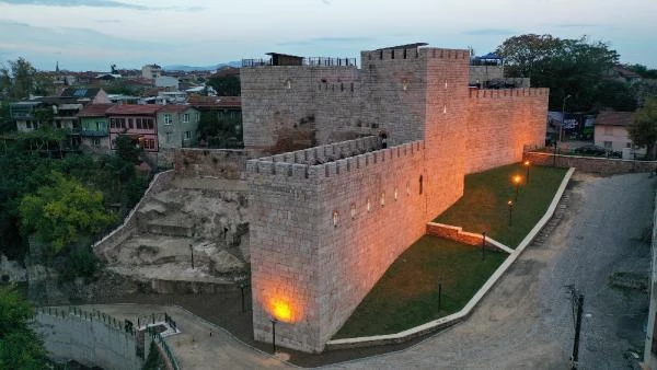 Bursa'da 2 bin 300 yıllık tarihi 'Zindan Kapı' onarımın akabinde sanata açıldı