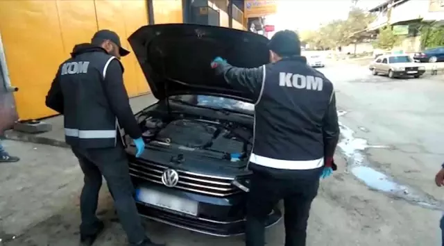 Sürücüyü şüpheli hareketleri ele verdi! Aracın motor bölümünden çorap içerisinde ruhsatsız tabanca çıktı