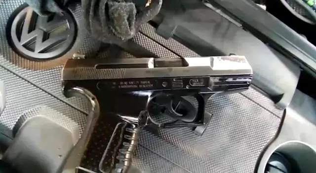 Sürücüyü şüpheli hareketleri ele verdi! Aracın motor bölümünden çorap içerisinde ruhsatsız tabanca çıktı