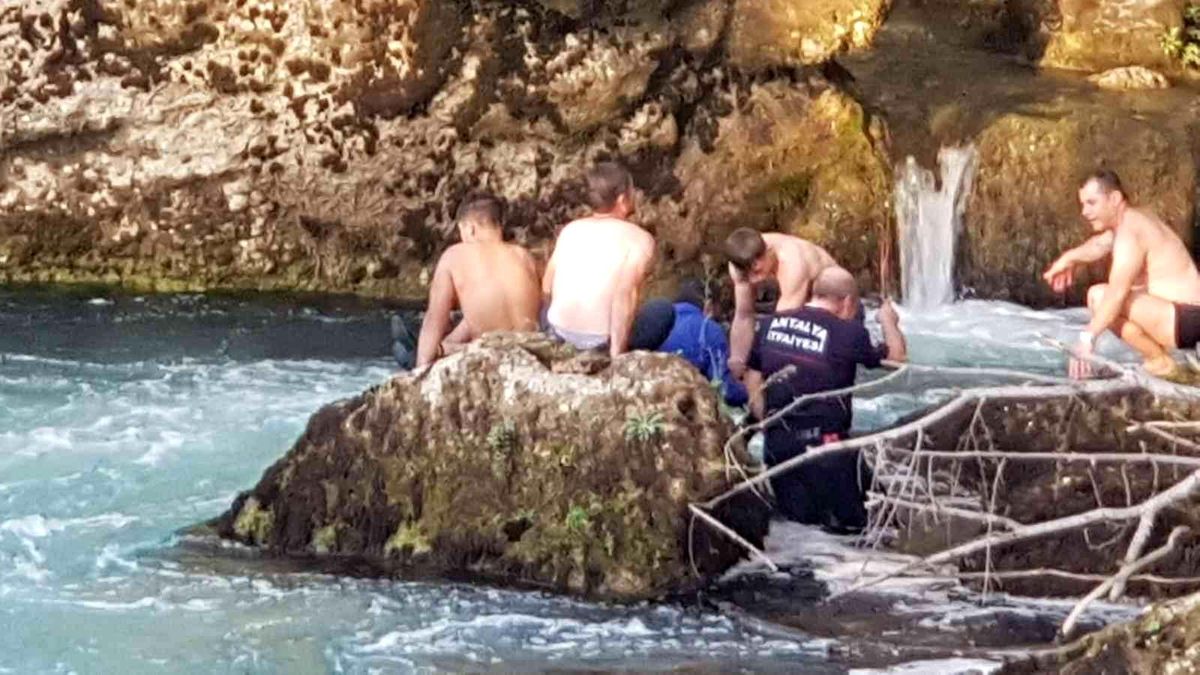 Manavgat Şelalesi'nde hareketli dakikalar! Önce kadın, sonra sevgilisi atladı