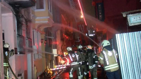 Fatih'te 4 katlı metruk bina alev alev yandı
