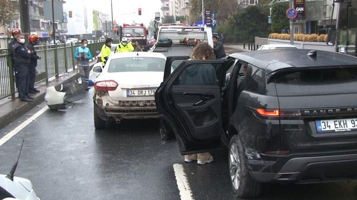 Beşiktaş'ta milyonluk kaza! Kaygan zeminde 4 araç birbirine girdi