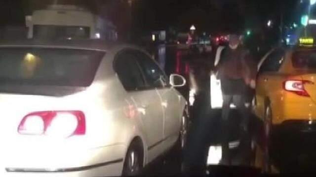 İstanbul'da bir taksici, tartıştığı sürücüye küfürler savurup aracının camını yumrukladı