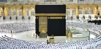 Mescid-i Haram'da özlenen görüntü! 20 ay sonra sosyal mesafesiz sabah namazın için akın akın geldiler