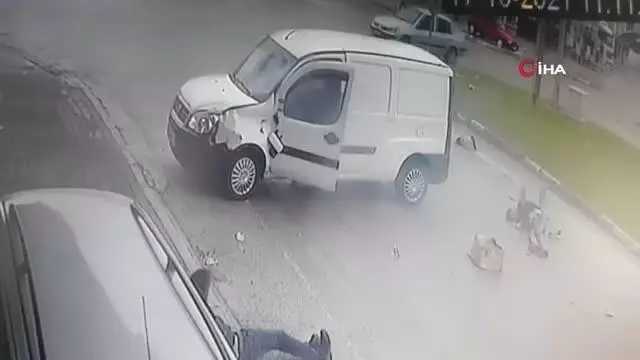 Hafif ticari araç ile motosikletin çarpıştığı kazada yola savrulan güvercinler havalandı...O anlar saniye saniye kamerada