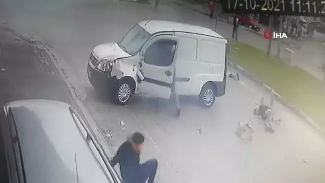 Hafif ticari araç ile motosikletin çarpıştığı kazada yola savrulan güvercinler havalandı...O anlar saniye saniye kamerada