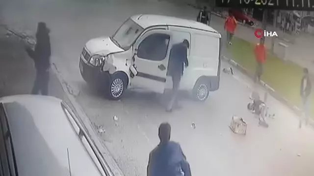 Hafif ticari araç ile motosikletin çarpıştığı kazada yola savrulan güvercinler havalandı...O anlar saniye saniye kamerada