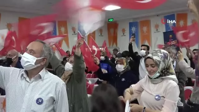 Tayyip Erdoğan dışarıya koza ördü, içeride de onlarla mücadele ediyor ve onlara fırsat sunmuyor