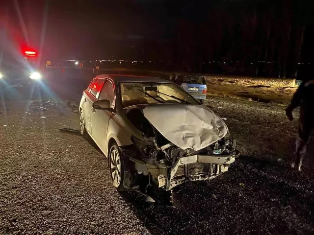 İki otomobilin çarpıştığı kazada sürücüler yaralandı