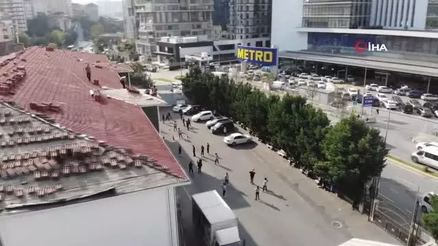 İstanbul'da akılalmaz görüntü: Okulun çatısında güvenlik önlemi olmadan kiremit taşıdılar