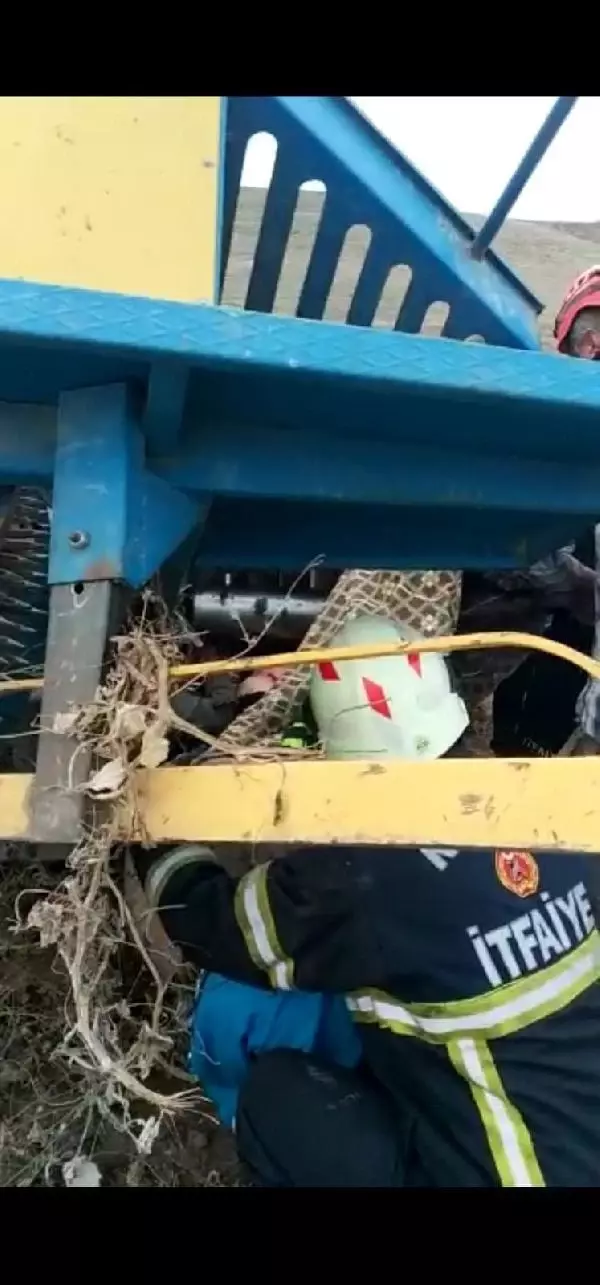 Kabak hasat makinesine sıkışan kadın ağır yaralandı