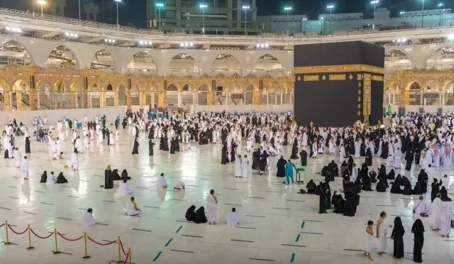 Mescid-i Haram'da özlenen görüntü! 20 ay sonra toplumsal aralıksız sabah namazın için akın akın geldiler