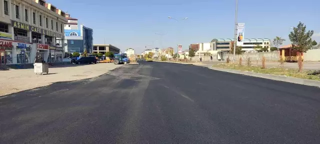 Kars'ta sıcak asfalt yol çalışmaları devam ediyor
