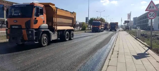 Kars'ta sıcak asfalt yol çalışmaları devam ediyor