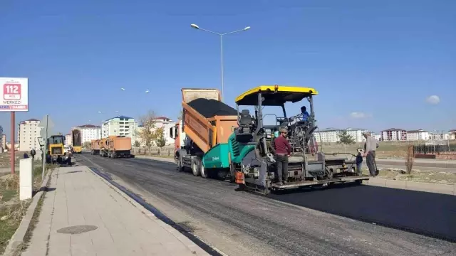 Kars'ta sıcak asfalt yol çalışmaları devam ediyor