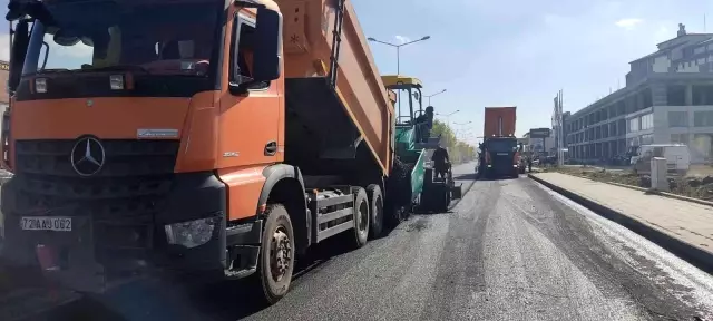 Kars'ta sıcak asfalt yol çalışmaları devam ediyor