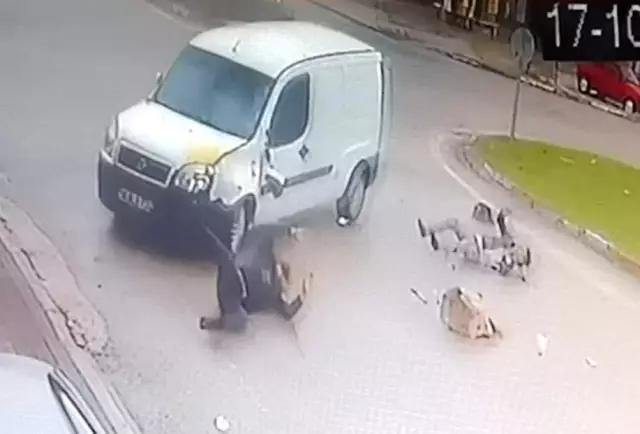 Hafif ticari araç ile motosikletin çarpıştığı kazada yola savrulan güvercinler havalandı...O anlar saniye saniye kamerada