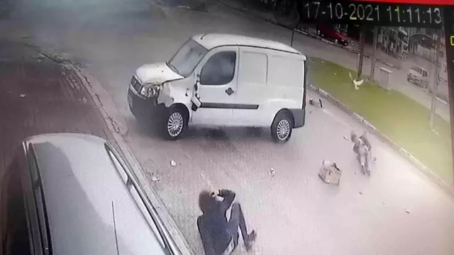 Hafif ticari araç ile motosikletin çarpıştığı kazada yola savrulan güvercinler havalandı...O anlar saniye saniye kamerada