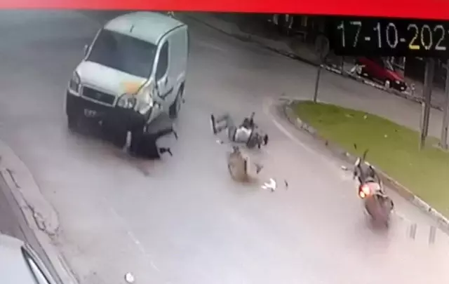 Hafif ticari araç ile motosikletin çarpıştığı kazada yola savrulan güvercinler havalandı...O anlar saniye saniye kamerada