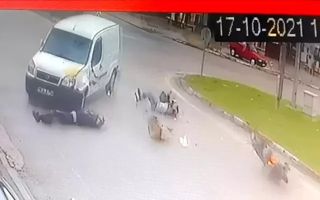 Hafif ticari araç ile motosikletin çarpıştığı kazada yola savrulan güvercinler havalandı...O anlar saniye saniye kamerada