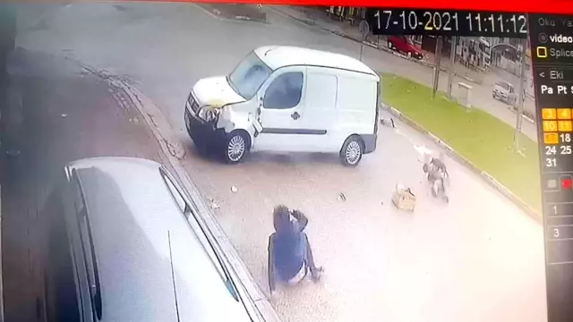 Hafif ticari araç ile motosikletin çarpıştığı kazada yola savrulan güvercinler havalandı...O anlar saniye saniye kamerada