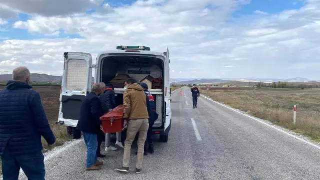 Kazada ölen kızının başından ayrılmayan baba, yürekleri paramparça etti