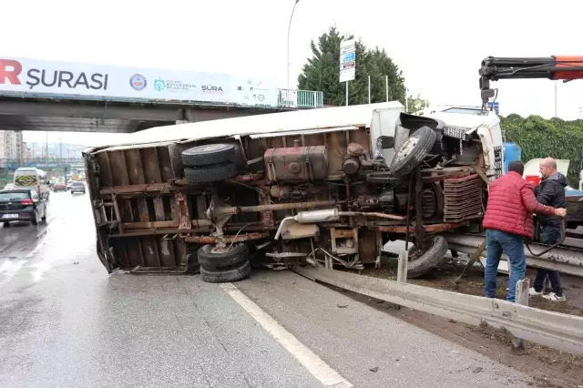 Kontrolden çıkan kamyonet bariyerlerin üzerine devrildi: 2 yaralı