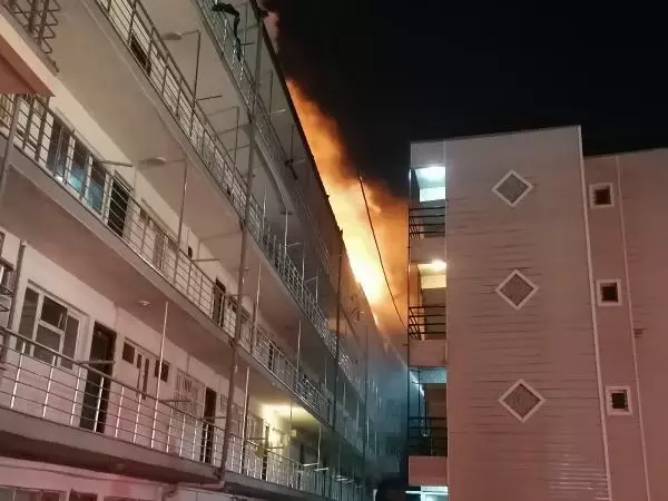 KUMBURGAZ'DA YAZLIK SİTEDEKİ BİNANIN ÇATISI ALEV ALEV YANDI