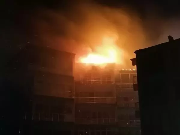 KUMBURGAZ'DA YAZLIK SİTEDEKİ BİNANIN ÇATISI ALEV ALEV YANDI