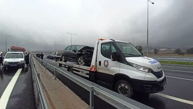 Son dakika... Kuzey Marmara Otoyolu'nda 4 araçlı zincirleme kaza: 1 yaralı